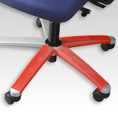 Bürostuhl in rotem Netzschlauch verpackt zum Schutz