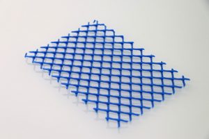 Zuschnitt einer blauen Netzschutzmatte