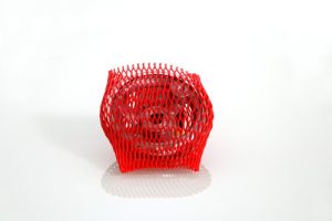 Handrad in rotem Schutznetz verpackt