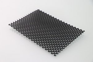 Zuschnitt einer schwarzen Netzschutzmatte