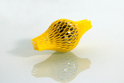 Kugelgriff aus Edelstahl in gelbem Netzschutzschlauch verpackt