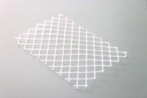 Zuschnitt einer weißen Netzschutzmatte