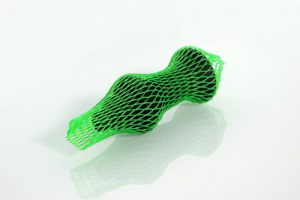 Arretierbolzen in grünem Netzschutzschlauch verpackt
