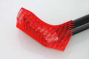 Rohrgriff verpackt in rotem Netzschutzschlauch