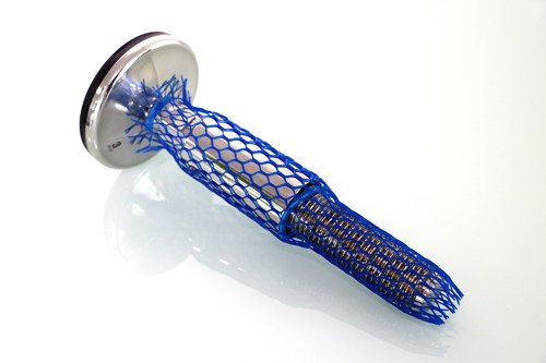 Edelstahl Stellfuß verpackt mit blauem Netzschutzschlauch