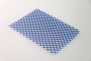 Zuschnitt einer blauen Netzschutzmatte aus Polyethylen