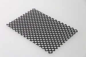 Zuschnitt einer schwarzen Netzschutzmatte aus Polyethylen
